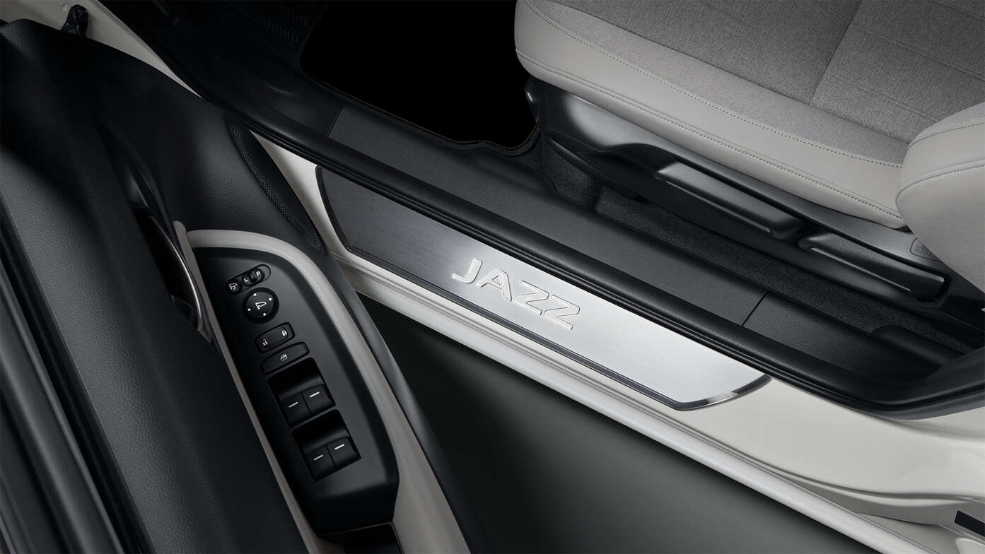 Detailný záber na spojler dverí batožinového priestoru modelu Honda Jazz Hybrid.