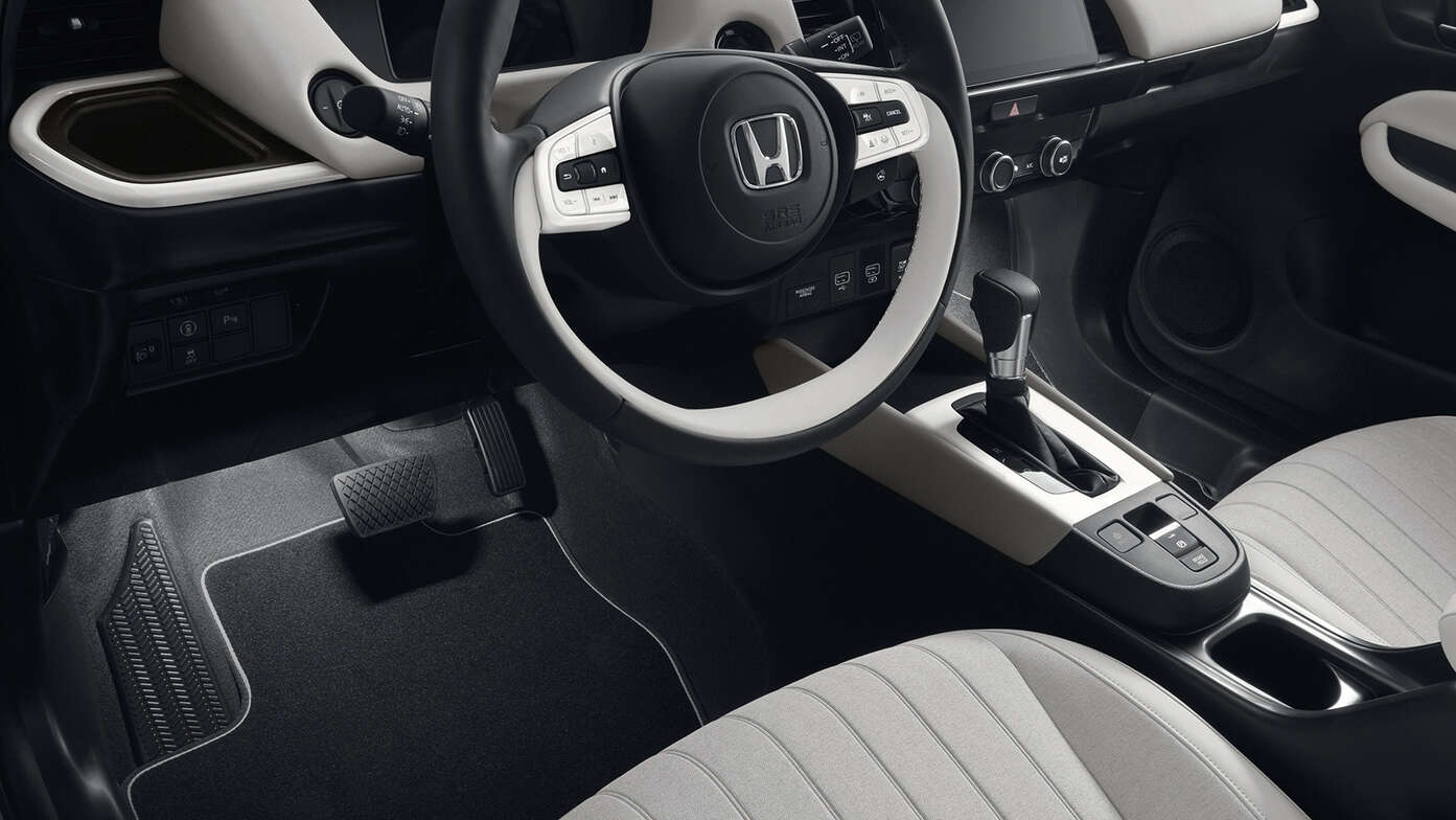 Detailný záber interiéru modelu Honda Jazz Hybrid s balíkom osvetlenia Illumination.