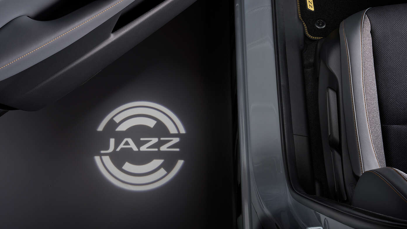 Detailný záber na skladací organizér batožinového priestoru modelu Honda Jazz Hybrid.